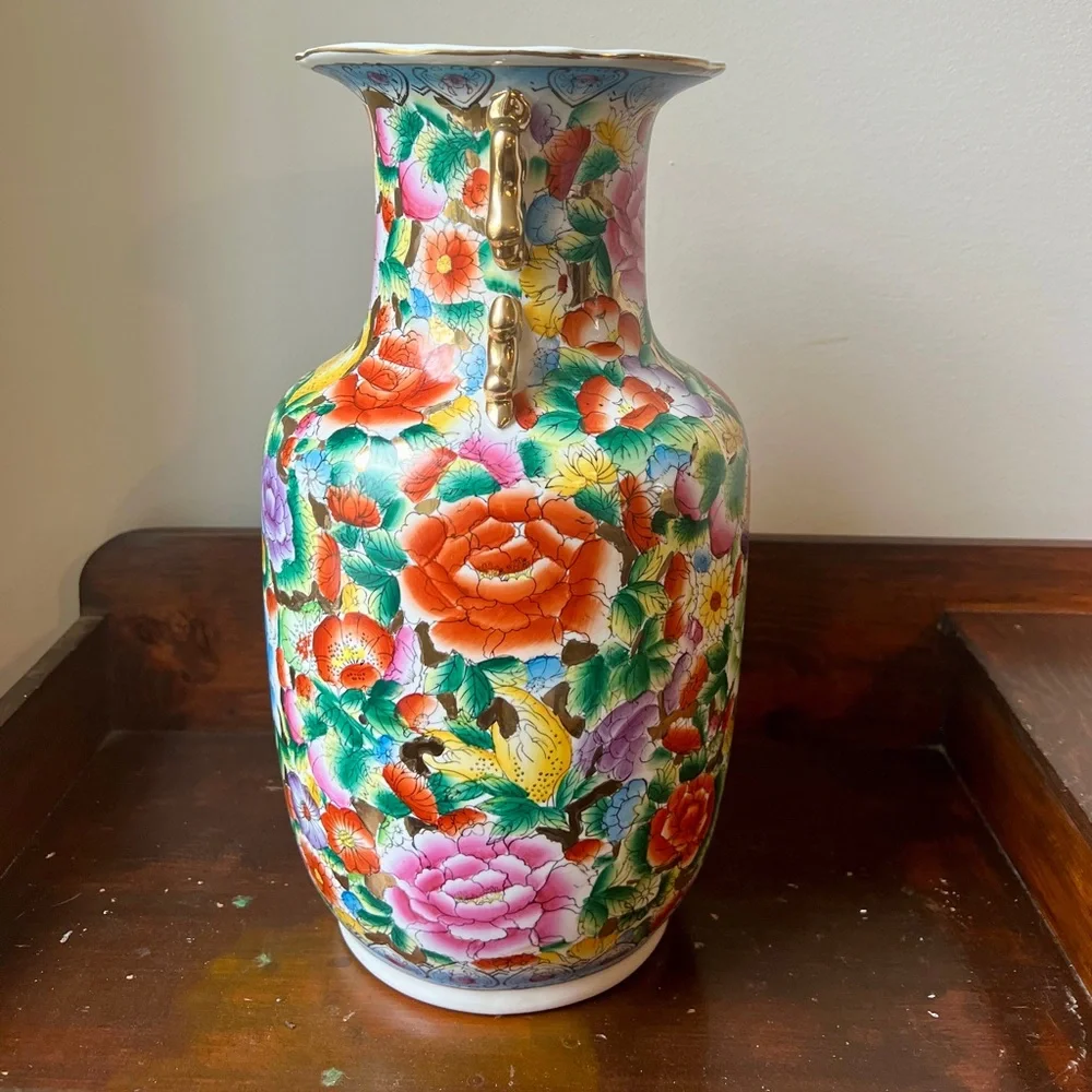 Chinese porcelain vase, Yuhuchunping (pear-shaped) vase, Mille Fleurs